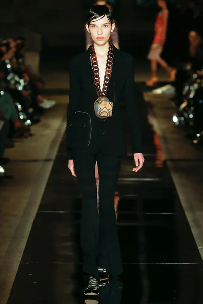 Look 16